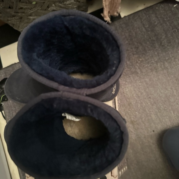 Women ugh boots. Size 8 - Picture 2 of 3